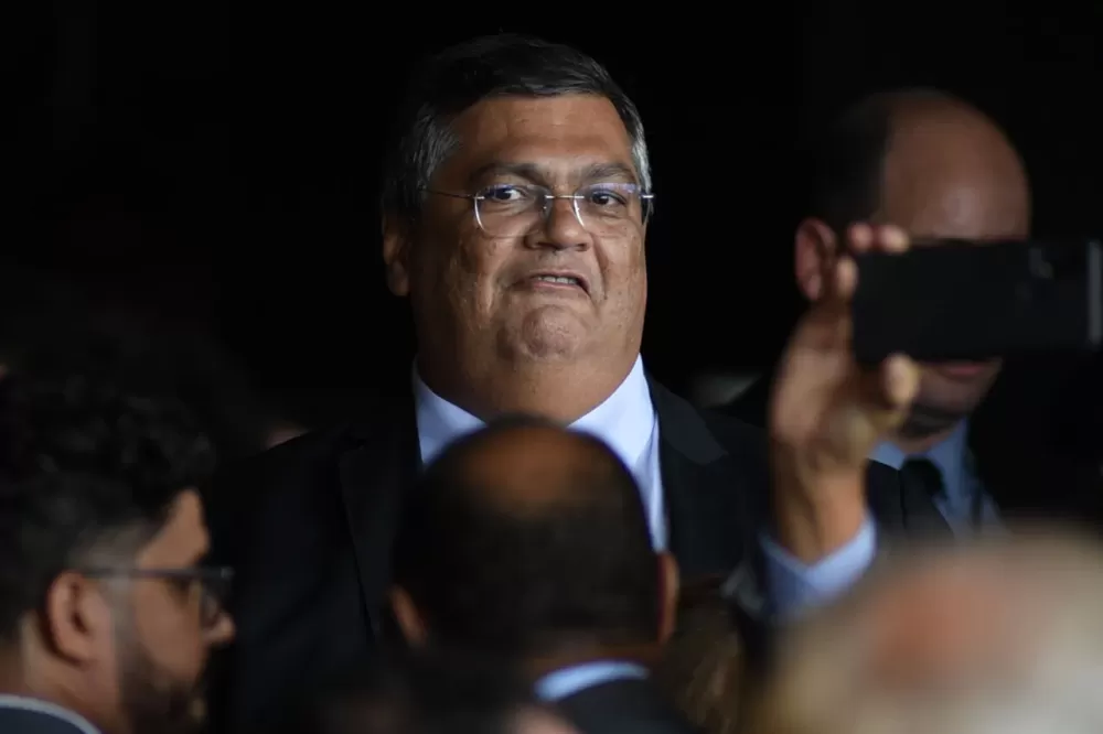 Flávio Dino sofre tentativa de agressão por brasileira durante voo.