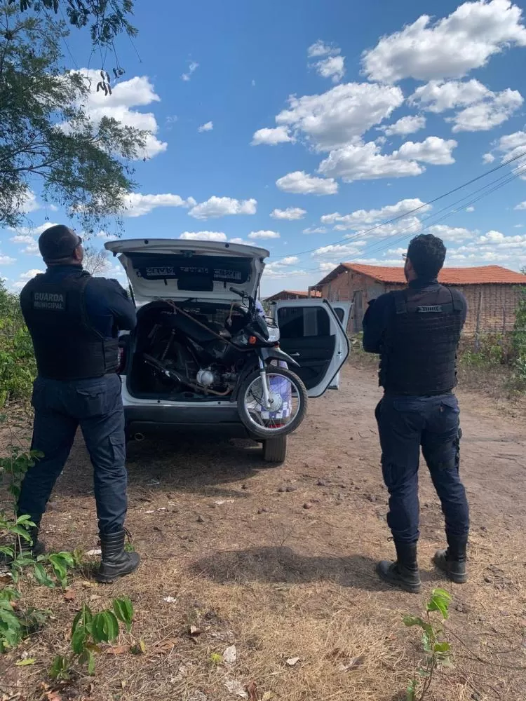 Ação conjunta da Guarda Municipal e PM recupera moto roubada em Caxias.