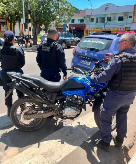 GCM de Caxias recupera moto roubada e apreende drogas no bairro Bacuri.
