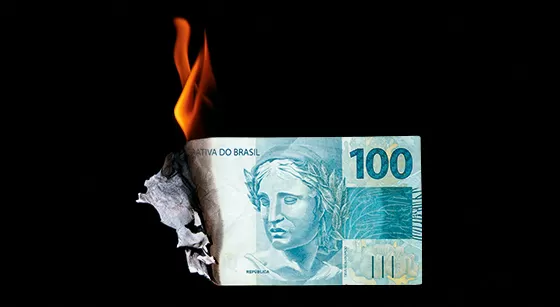 Brasil atinge recorde de inadimplência com 77 milhões de pessoas endividadas.