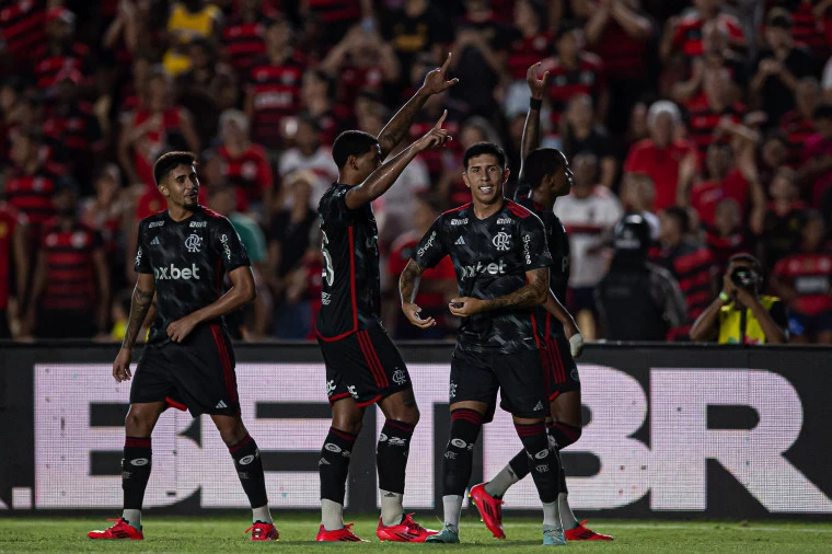 Flamengo goleia Bangu por 5x0 no castelão em São Luís