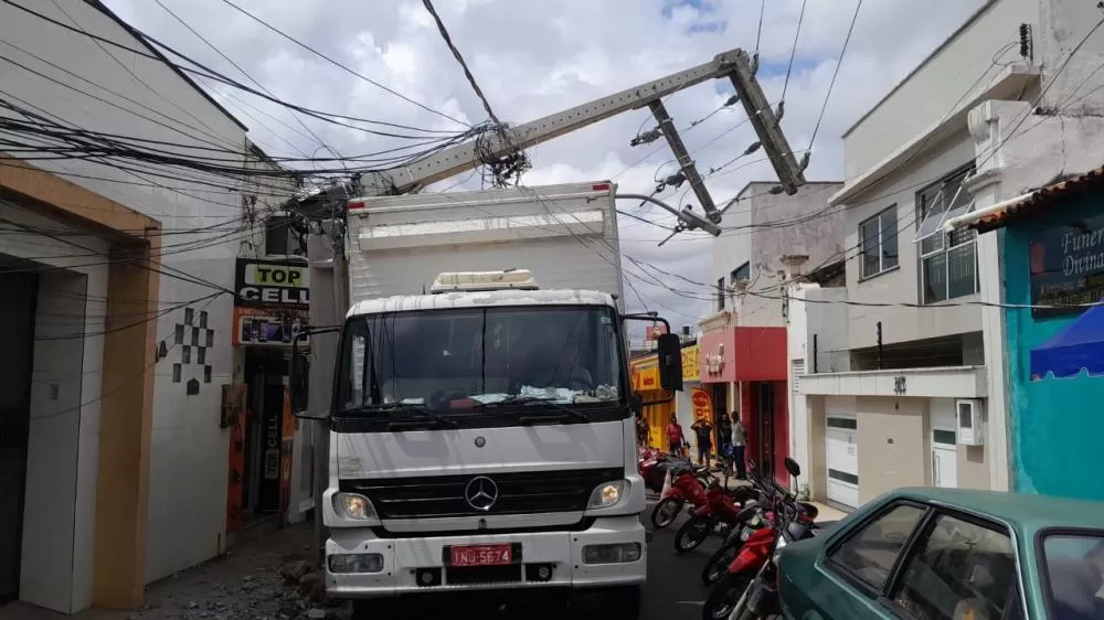 Acidente com caminhão interdita Rua Afonso Pena no centro de Caxias