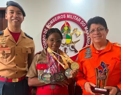 Antônia Karinny ao lado do diretor Tenente Barbosa e do Comandante-Geral do Corpo de Bombeiros, Coronel Célio Roberto Araújo.