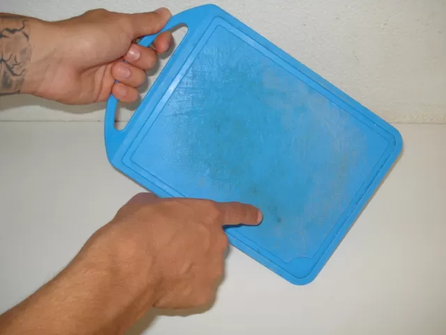 Cortar alimentos em tábuas de plástico pode levar à digestão do equivalente a 10 cartões de crédito por ano