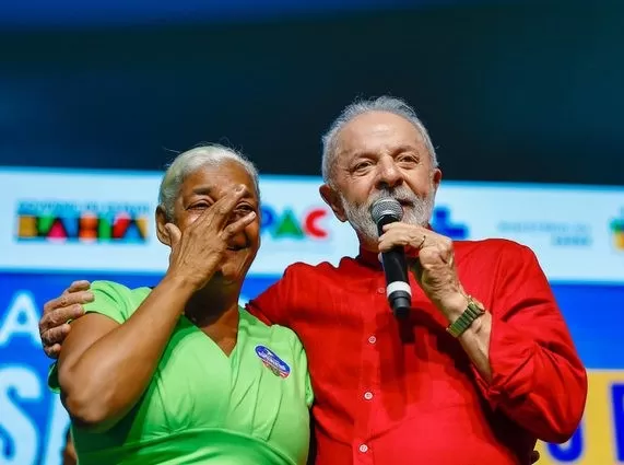 Lula sanciona lei que amplia cirurgia reparadora de mama no SUS.
