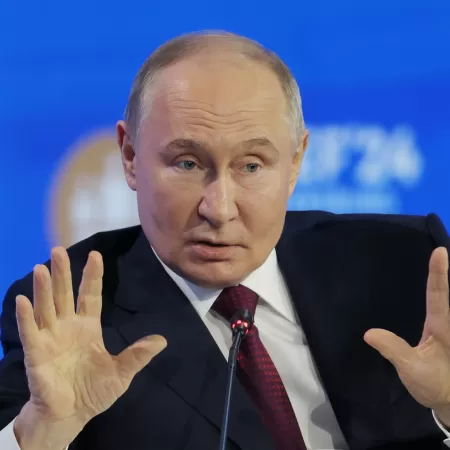 Rússia proíbe mudanças de gênero e impede que pessoas trans adotem crianças