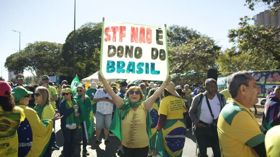 Protestos pelo impeachment de Lula e Moraes mobilizam cidades brasileiras neste domingo.