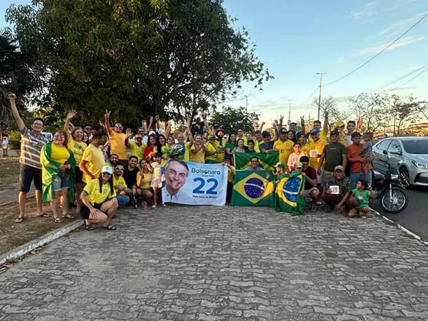 Grupo de caxienses faz manifestação contra Lula e Moraes e a favor da anistia para Bolsonaro em Caxias.